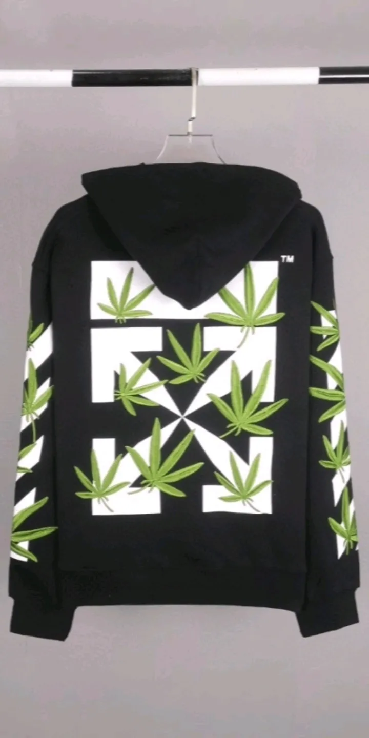 Real shot of the video——[New model] 22SS top version OFFWHITE OW lucky leaf embroidery print same fashion brand pure cotton loose autumn and winter hooded sweatshirt for male and female couples. This year’s environmentally friendly series is indeed a bit interesting, all centered around plants. The combination of lucky leaves and arrows has a slightly fresh and artistic style. The front panel printing uses Tajima embroidery printing and superimposed embroidery technology, with a yellow background, a second layer of blue, and the last layer is purple OFF. The embroidery is raised and has a tactile feel. The arrows on the back are made using imported glue technology and then put on the embroidery machine. The printing is realistic and full. Ye Jing's expression is very obvious. Customized three-label auxiliary materials to perfectly restore ZP.  Color: black and white Size: XS-L P:430